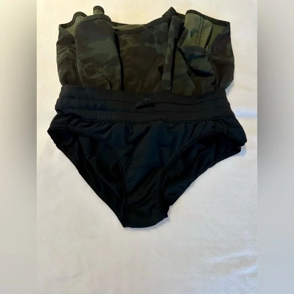 Lululemon- women’s size 10 - camo track that 3.5 inch short - Picture 8 of 8